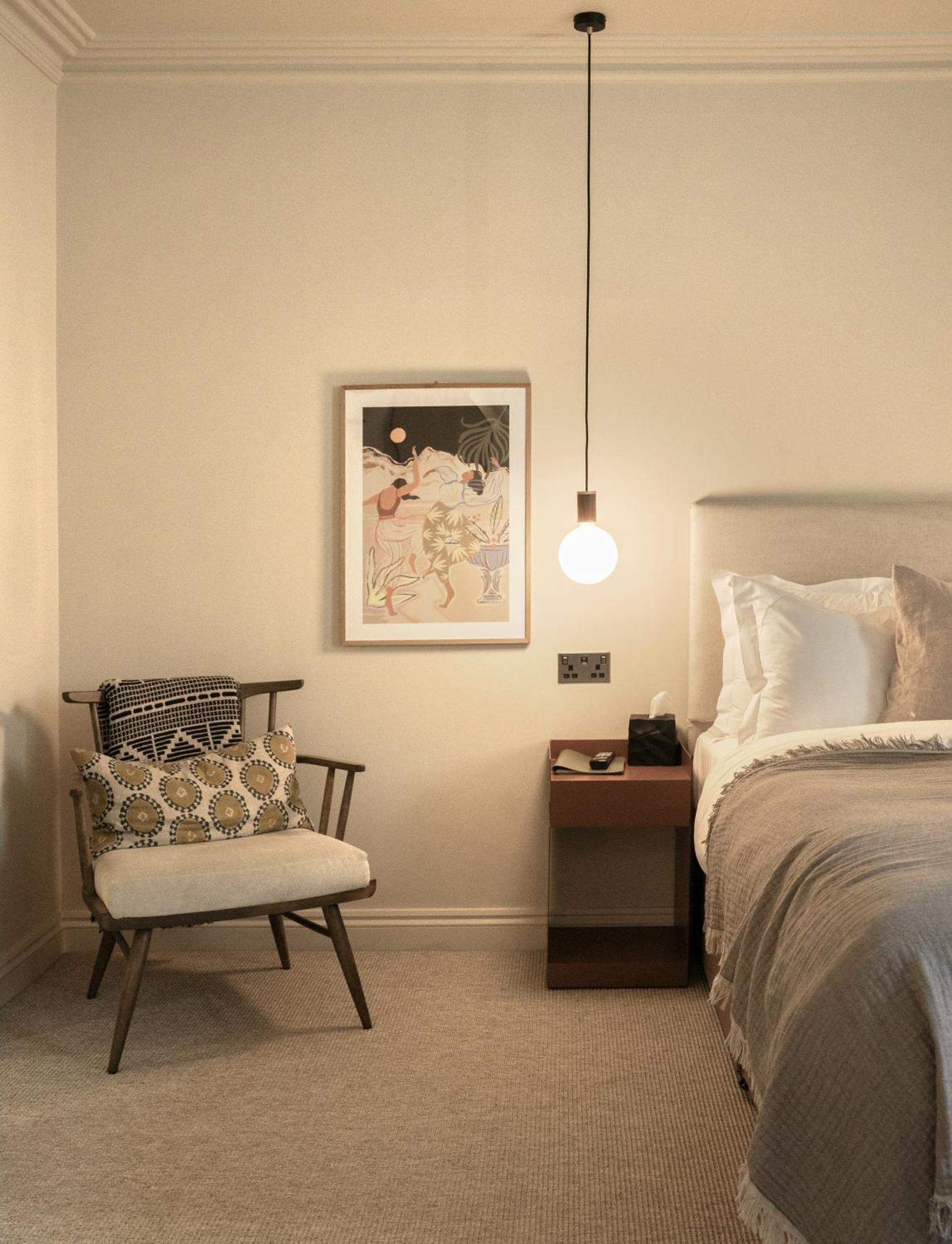 Leighton House - Boutique Guesthouse Bath Exterior foto A bedroom with a light bulb