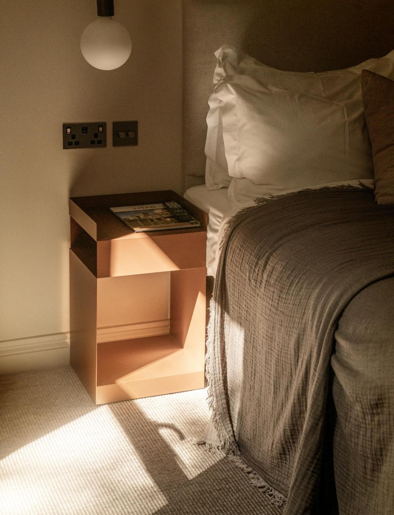 Leighton House - Boutique Guesthouse Bath Exterior foto A bedside table